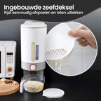 Maatbeker met zeefdeksel om rijst af te spoelen en te laten uitlekken