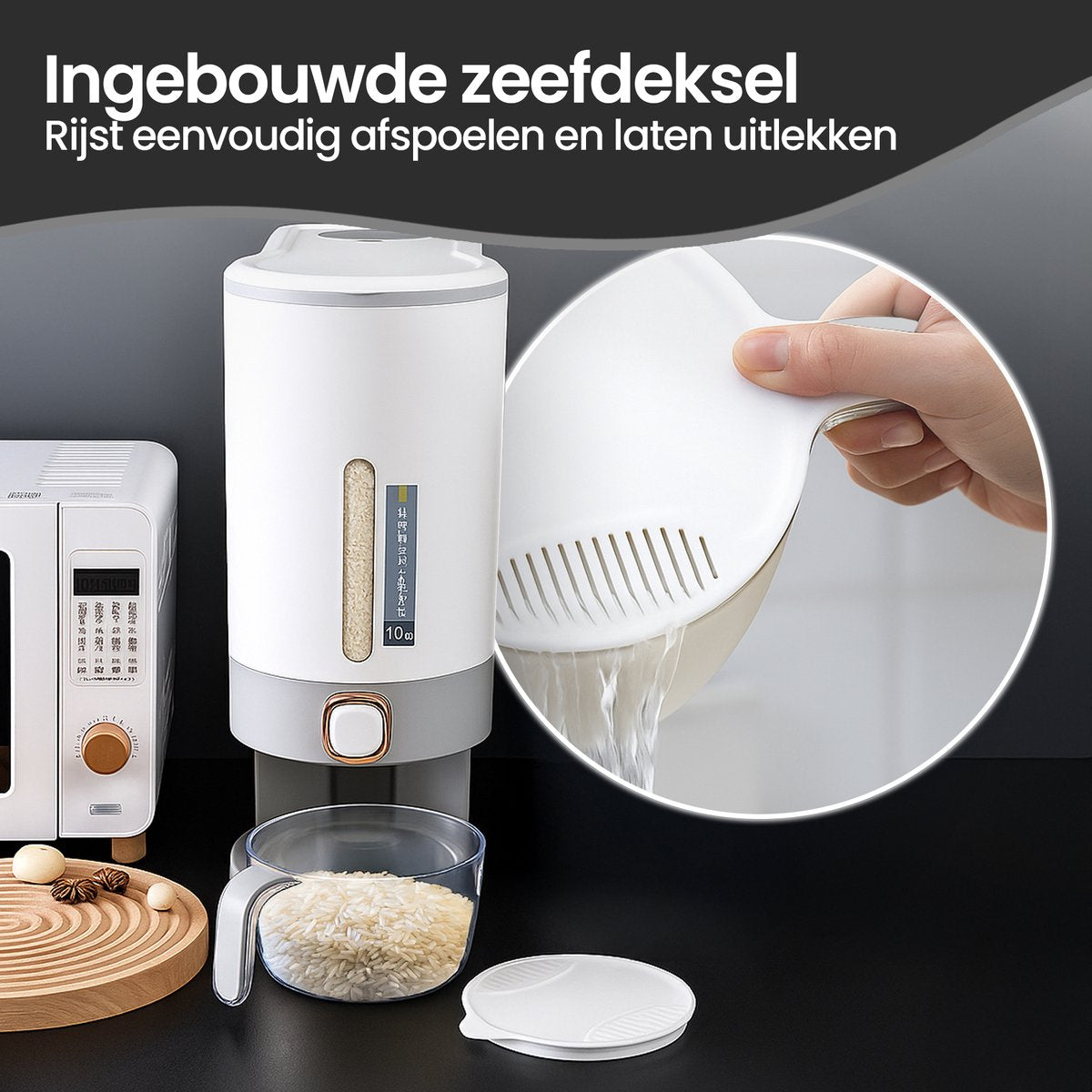 Maatbeker met zeefdeksel om rijst af te spoelen en te laten uitlekken