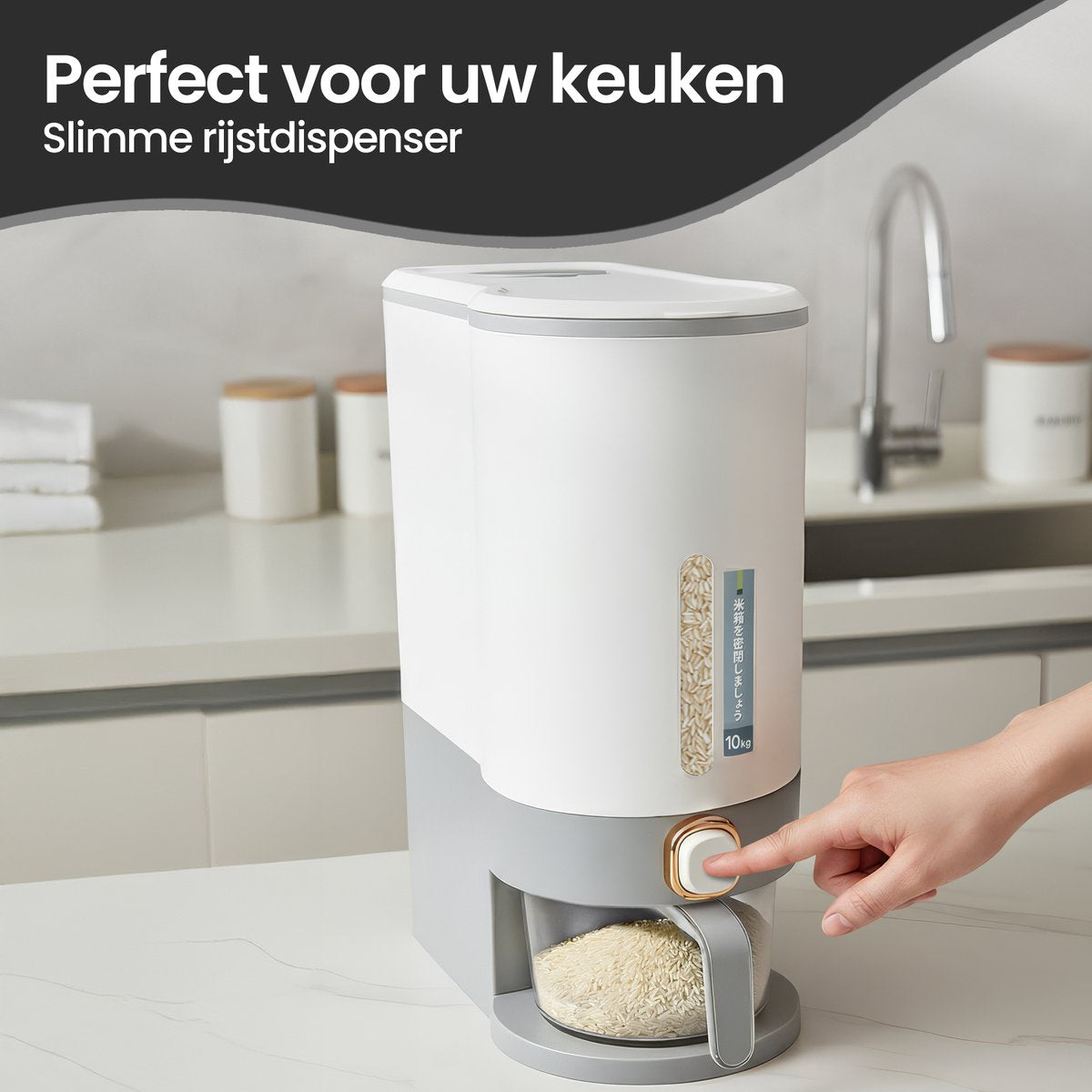Rijst doseren met de drukknop in de maatbeker